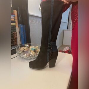 Women’s suede boots
